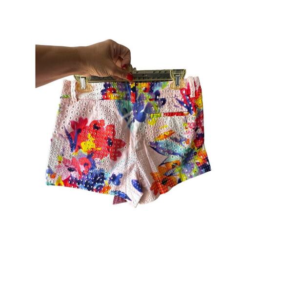 Trina Turk Summer Floral Eyelet Multi Shorts Size 4 - Picture 3 of 8